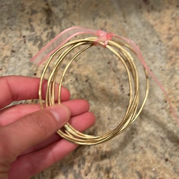 Woman's costume jewlery gold bracelets - Picture 4 of 4